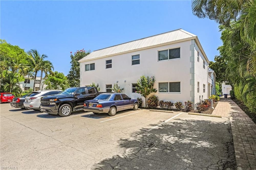 780 10th Ave. S 4 – #2025025941 - Olde Naples