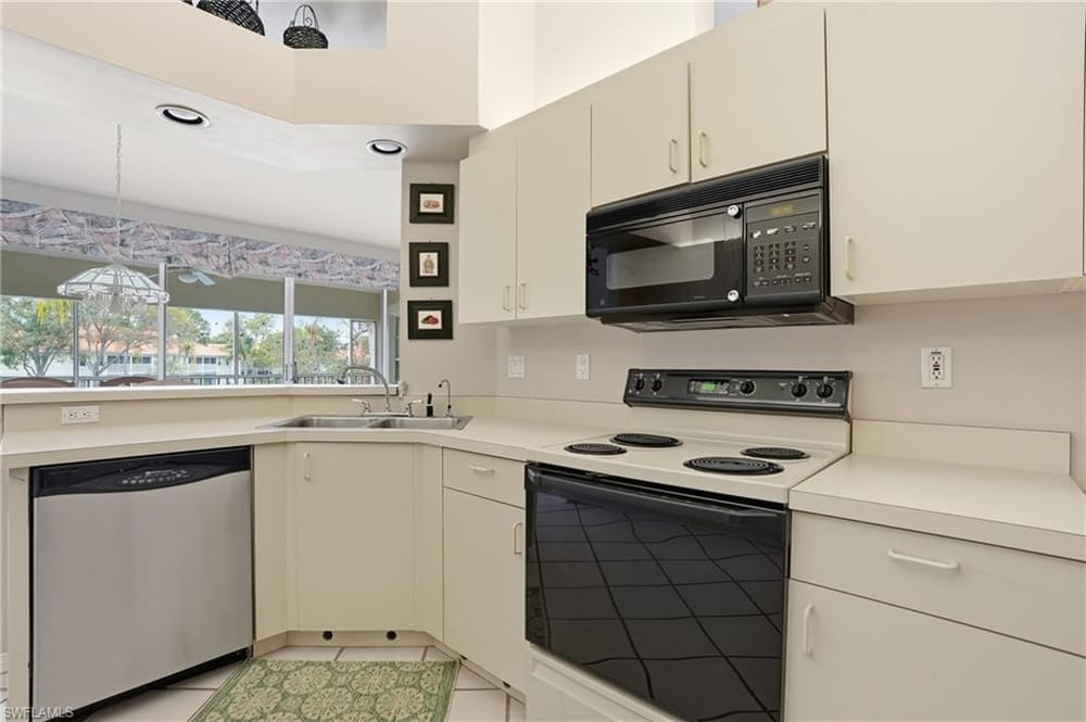 7680 Oleander Gate Dr. J202 – #226003874 - Pipers Grove