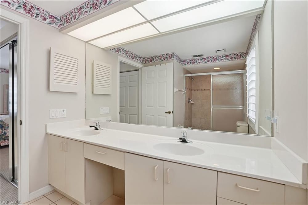 7680 Oleander Gate Dr. J202 – #226003874 - Pipers Grove
