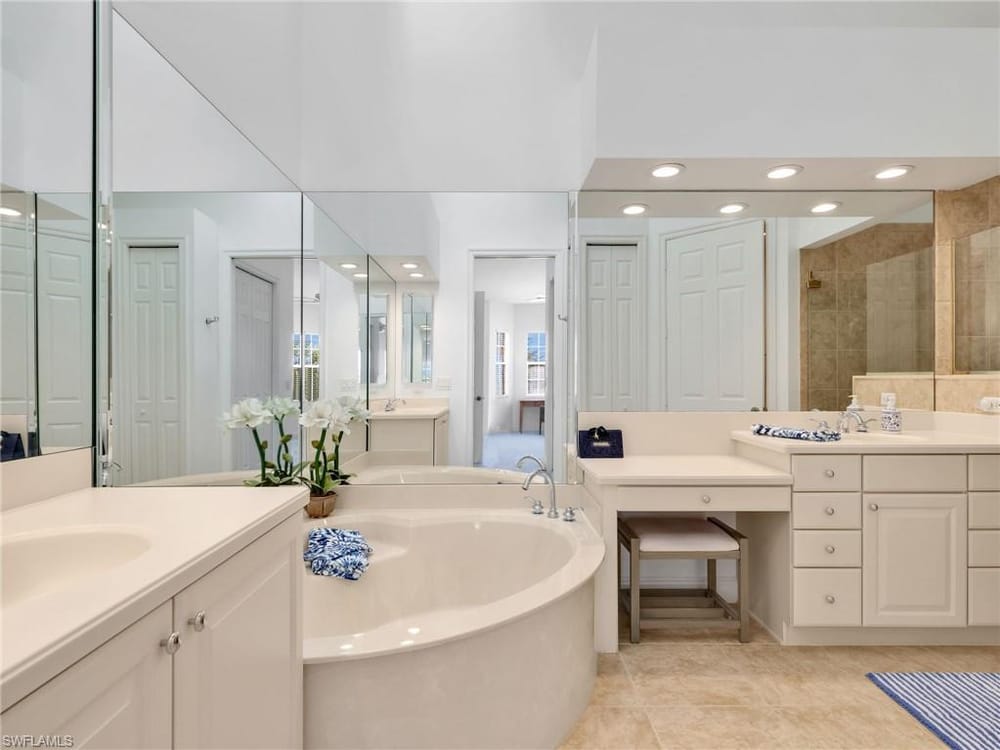 6422 Legacy Cir. 704 – #2026012892 - Lely Resort