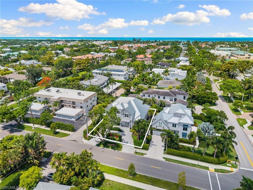 950 8th St. S – #226020603 - Olde Naples