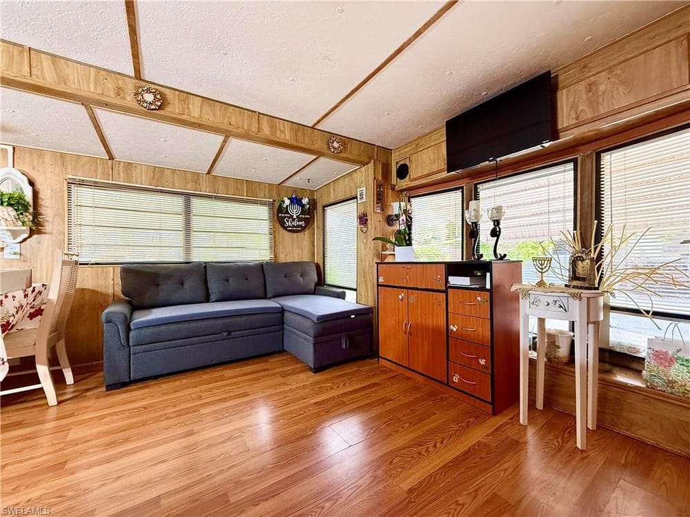 133 Redwood Ln. – #226022071 - Holiday Manor