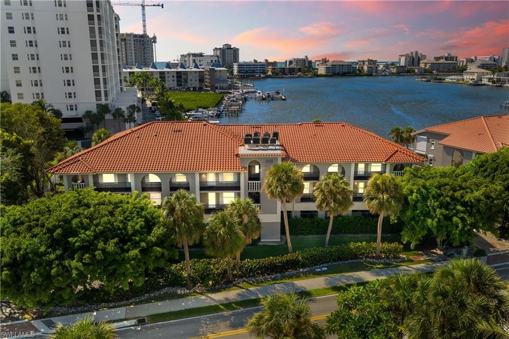 9101 Vanderbilt Dr. 302 – #226025103 - Vanderbilt Beach